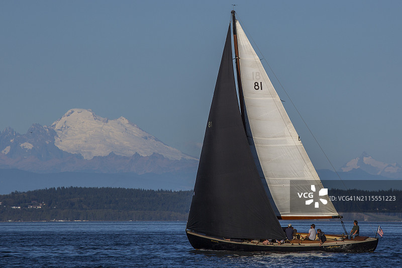 在雷尼尔山附近航行图片素材