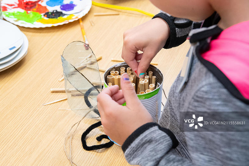 儿童小组参与的自然保护活动：为昆虫建造巢穴，德国北莱茵-威斯特法伦州杜伊斯堡图片素材