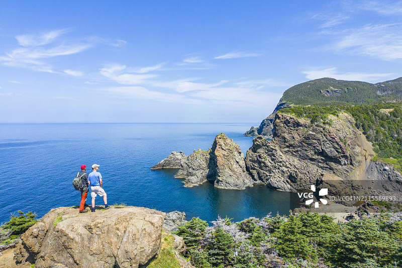 航拍：加拿大多 Newfoundland  岛屿湾瓶子湾省立公园悬崖上的两名男子图片素材