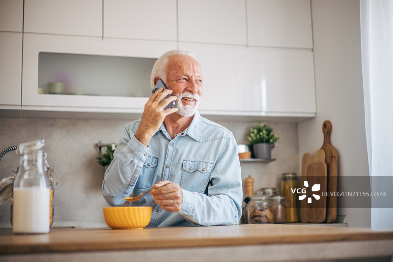 年长的男人在打电话图片素材