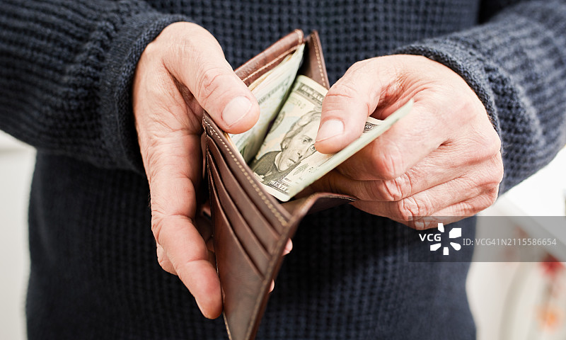 男人手拿二十美元钞票特写图片素材