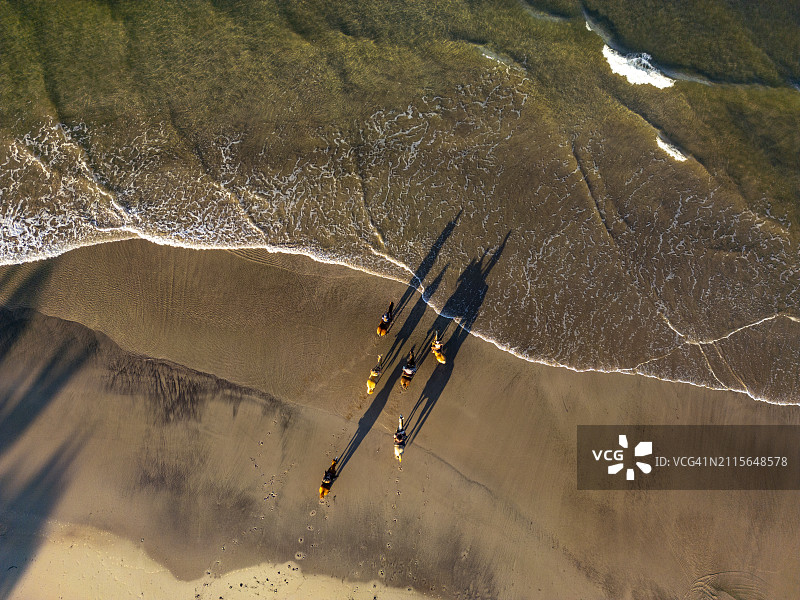 人们在哈纳雷海湾的沙滩上骑马图片素材