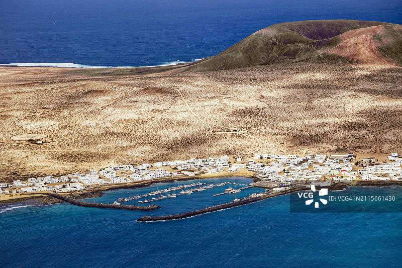 从艺术家塞萨尔·曼里克设计的瞭望台眺望，加那利群岛，兰萨罗特岛，格拉西奥萨岛港口图片素材