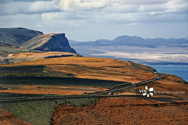 从艺术家塞萨尔·曼里克设计的瞭望台看风景，兰萨罗特岛，西班牙图片素材