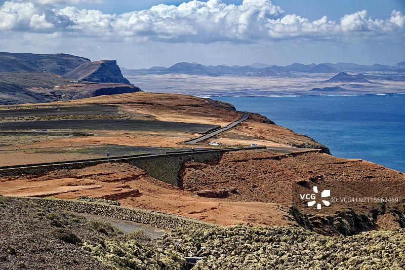 从艺术家塞萨尔·曼里克设计的瞭望台看风景，兰萨罗特岛，西班牙图片素材