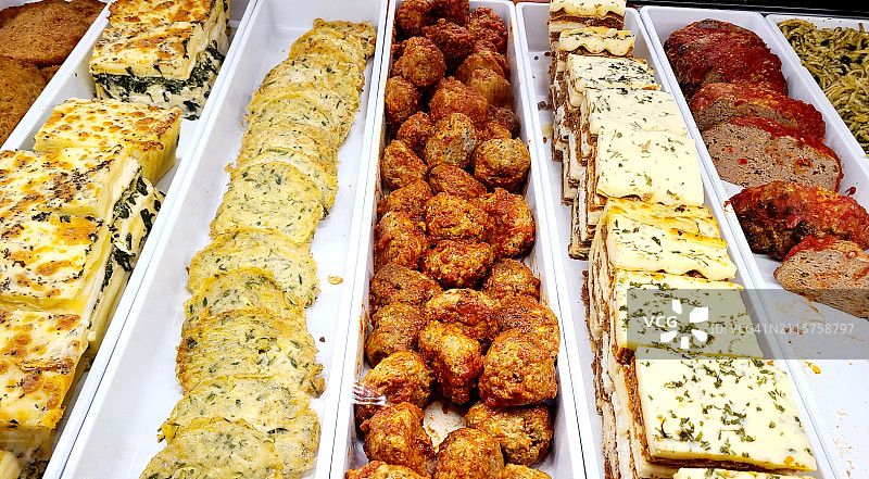 烤宽面条和肉丸零售展示图片素材