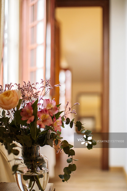 房间里从窗户射进的光图片素材