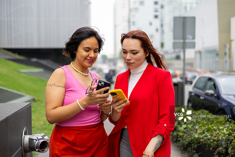 使用科技分享创意的职业女性图片素材