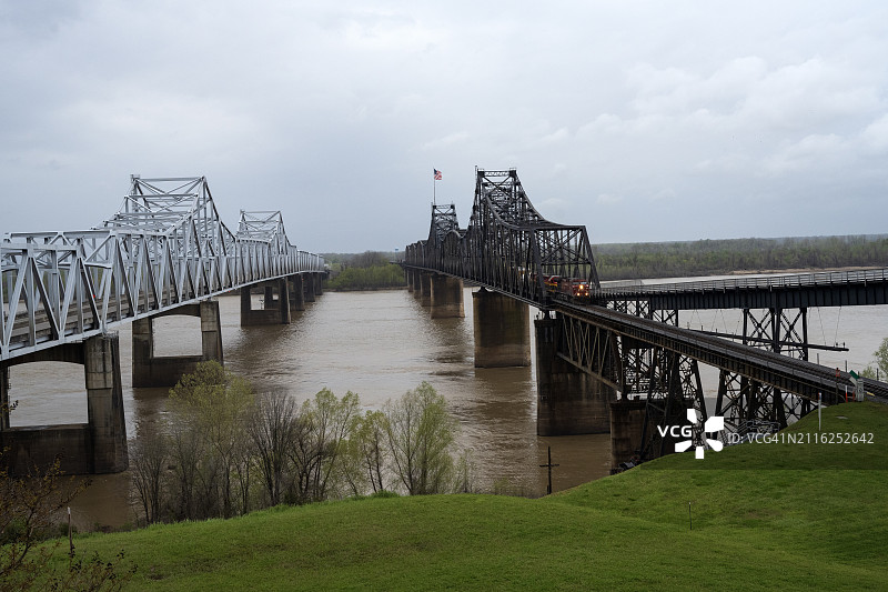 密西西比河大桥、维克斯堡大桥和老维克斯堡大桥图片素材