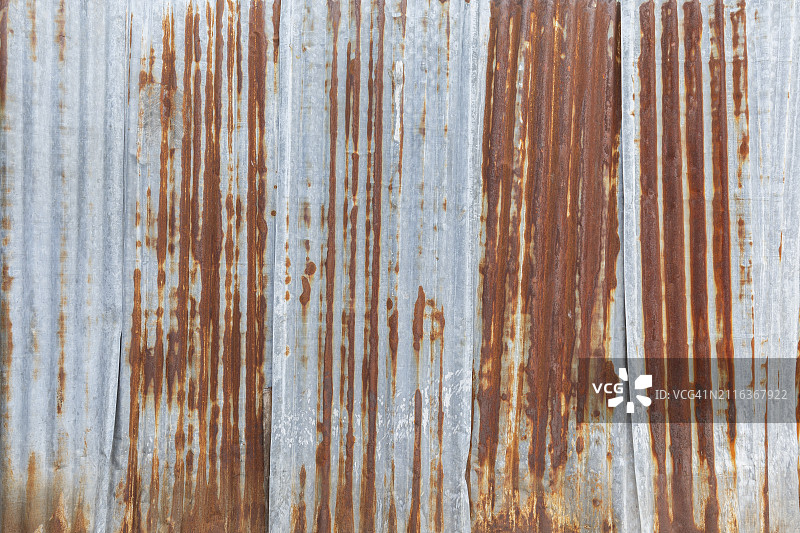 生锈且饱经风霜的波纹铁金属建筑工地墙图片素材