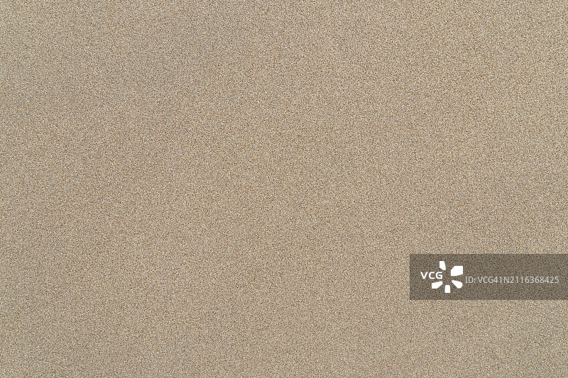 阳光明媚的海滩上平滑未触的细沙（俯视）图片素材