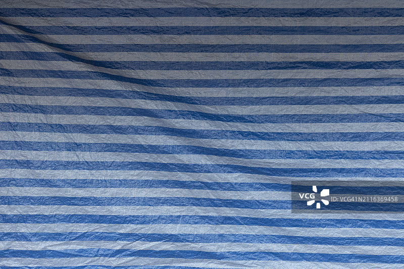 带有蓝白条纹的褶皱防水布正面照图片素材