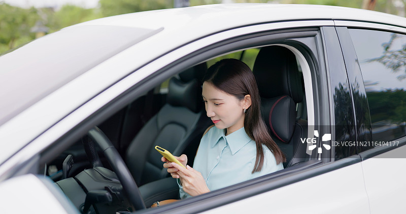 在车里使用手机的女人图片素材