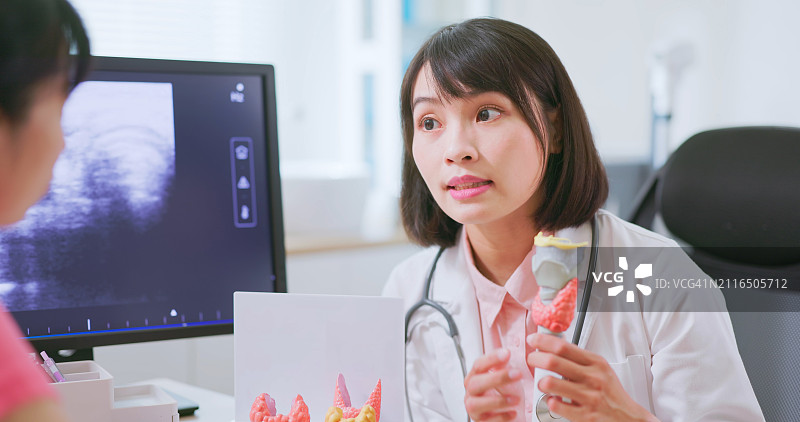 亚洲医生讲解甲状腺模型图片素材