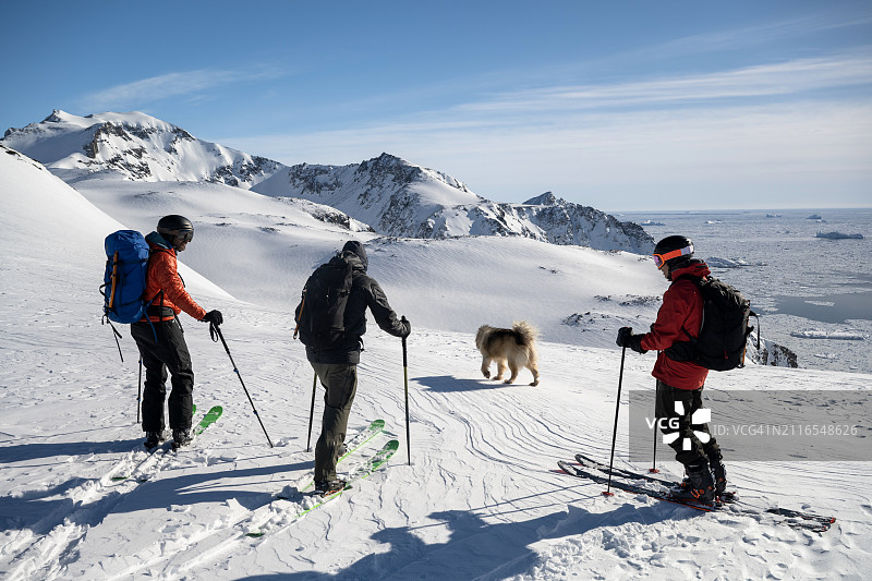 滑雪登山者准备下降斜坡图片素材