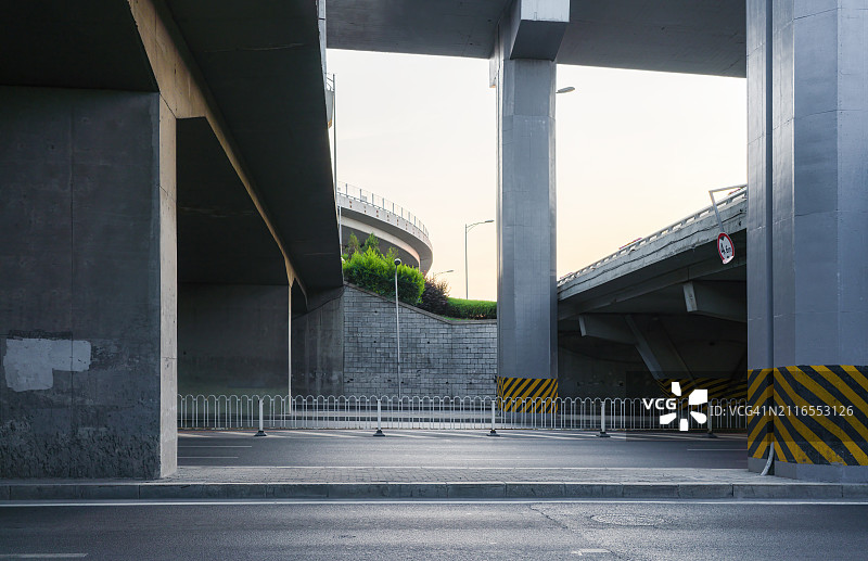 黄昏下的隧道图片素材