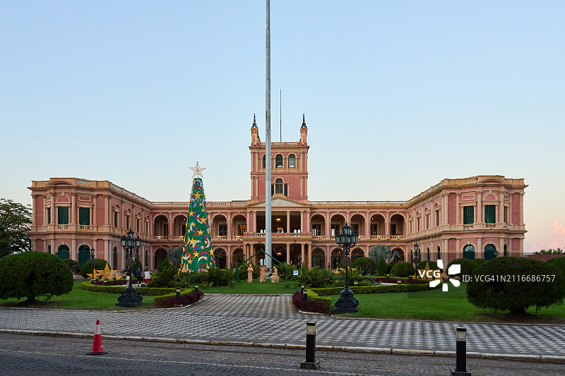 夕阳下的巴拉圭政府宫殿与圣诞树图片素材