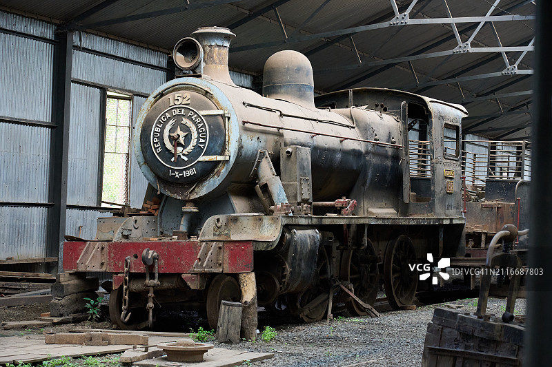 铁路棚内的老式蒸汽机车，巴拉圭图片素材