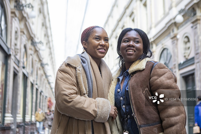 两位年轻女性在布鲁塞尔圣休伯特拱廊街图片素材