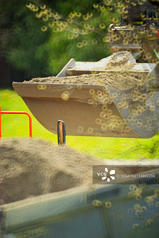 反铲车运输泥土图片素材