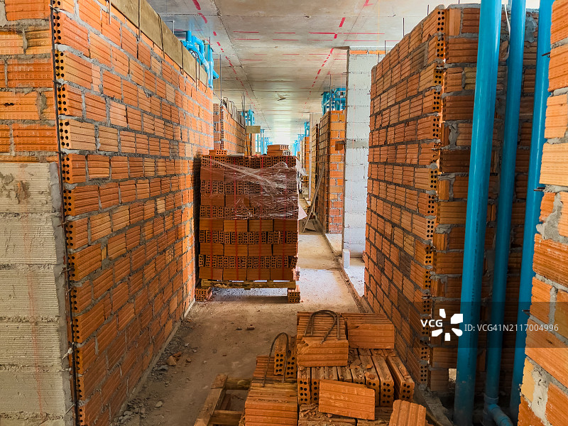 工人们合力将砖块砌成建筑物的形状图片素材