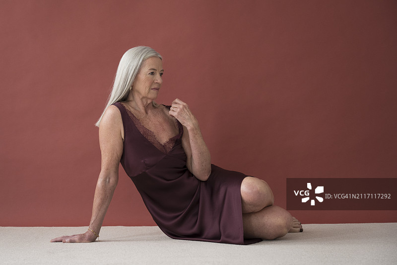 穿着及膝衬裙的年长妇女，影棚拍摄图片素材