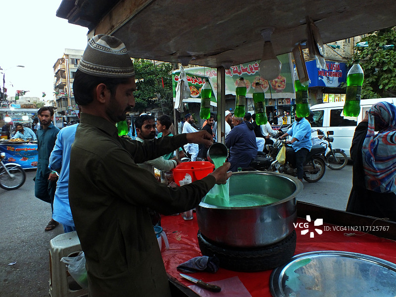 路边摊售卖的糖浆饮品图片素材