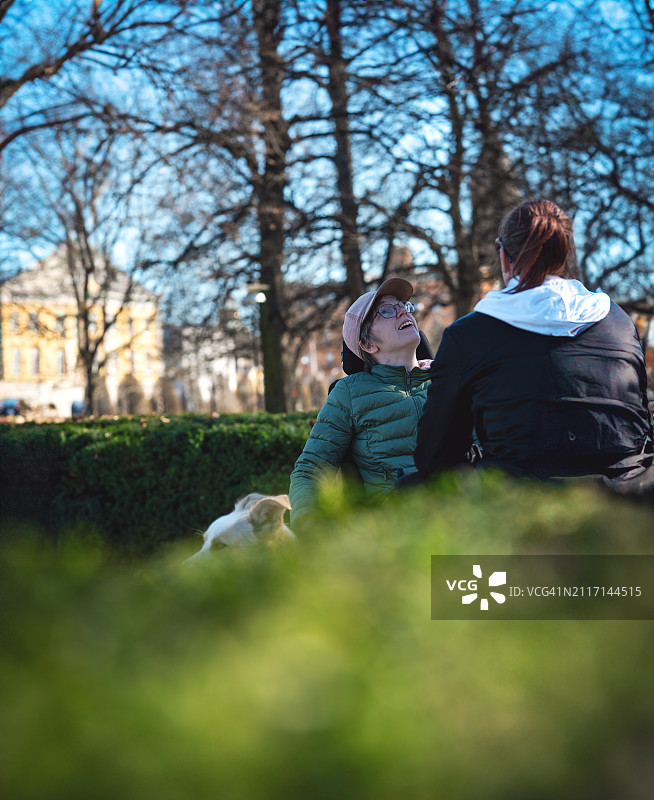 公园里残疾的年轻女孩图片素材