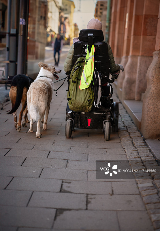 城市轮椅使用者图片素材