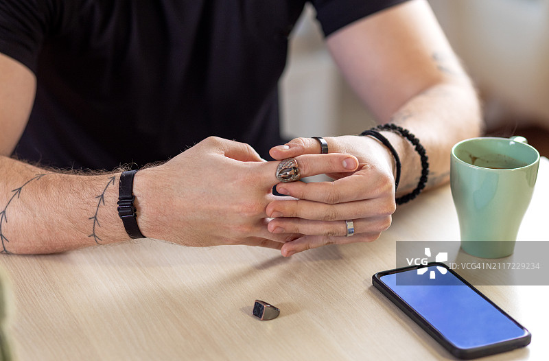 用智能设备进行个人财务管理图片素材