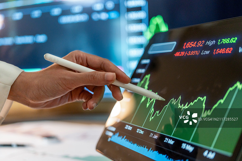 触摸屏设备上的股市图表交易图片素材