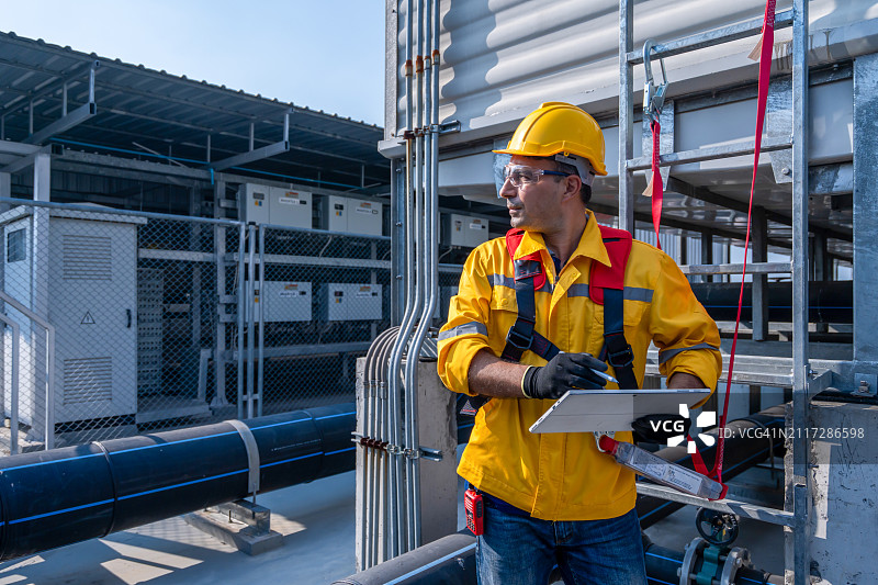 高空作业安全防护设备：防坠落装置图片素材