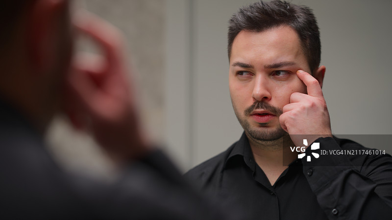 商人焦虑地在浴室镜子前练习演讲图片素材