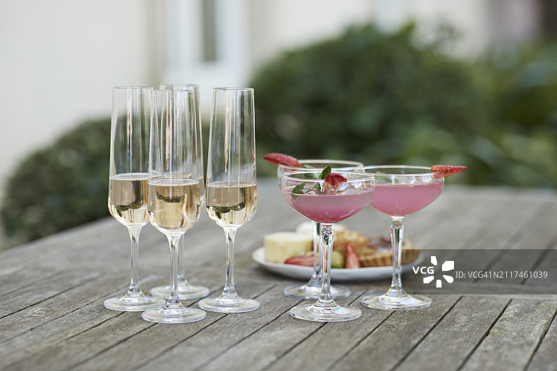 木桌上的酒精饮品和小吃图片素材