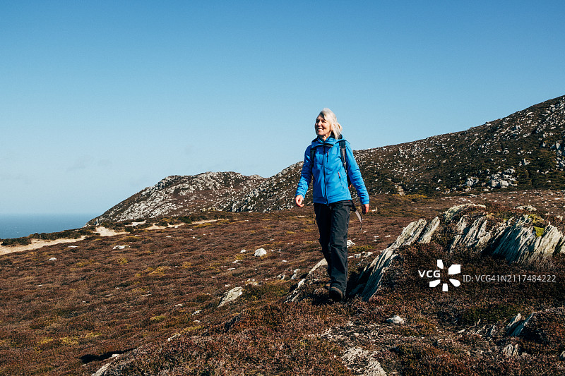 英国北威尔士安格尔西岛上的年长妇女图片素材