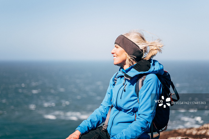 英国北威尔士安格尔西岛上的年长妇女图片素材