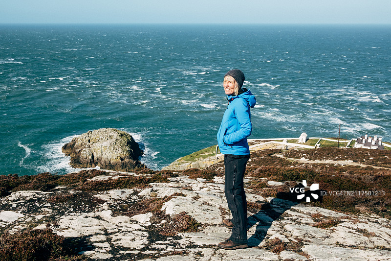 英国北威尔士安格尔西岛上的年长妇女图片素材