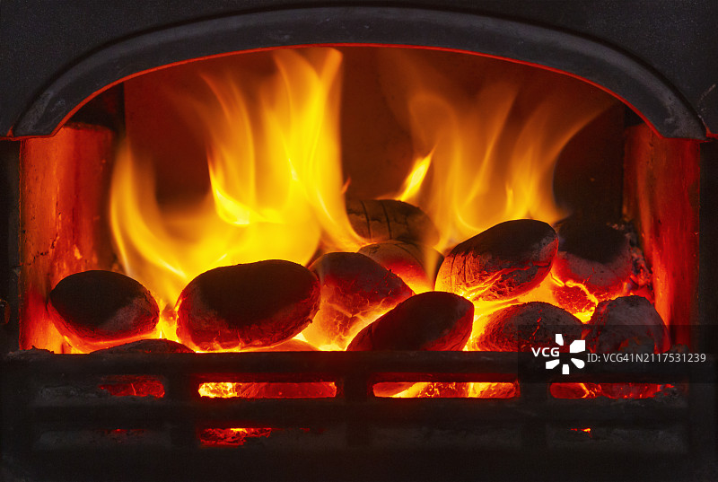 多燃料炉中燃烧的无烟燃料图片素材