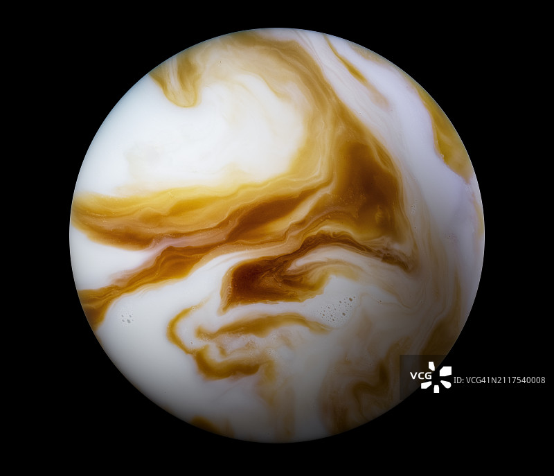 黑色背景上旋转的奇异液态大气行星图片素材