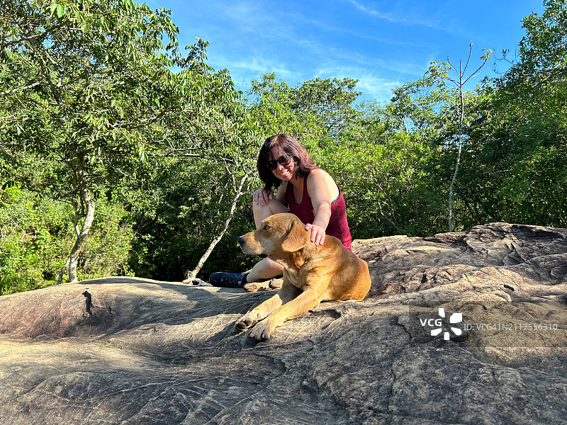 在户外抚摸小狗图片素材