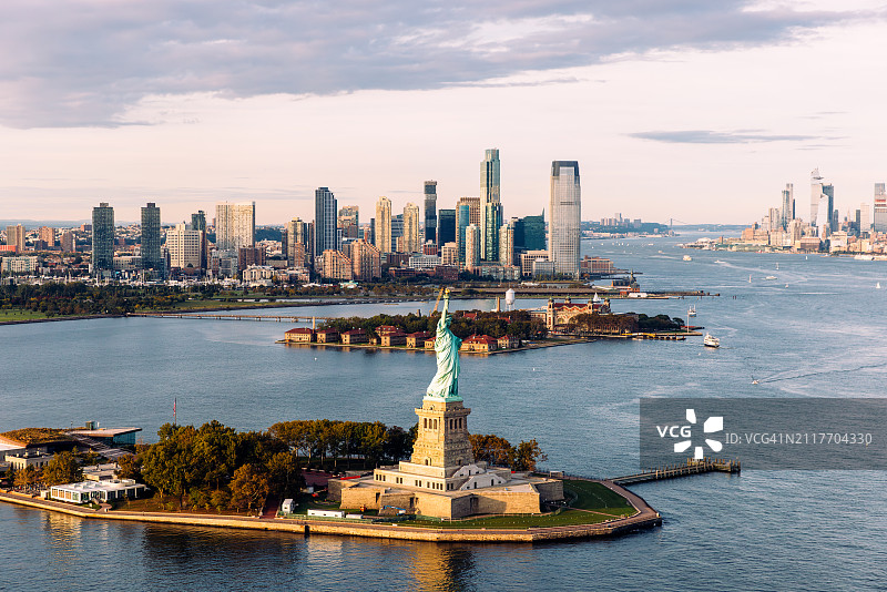 纽约市自由女神像与泽西城天际线直升机视角图片素材