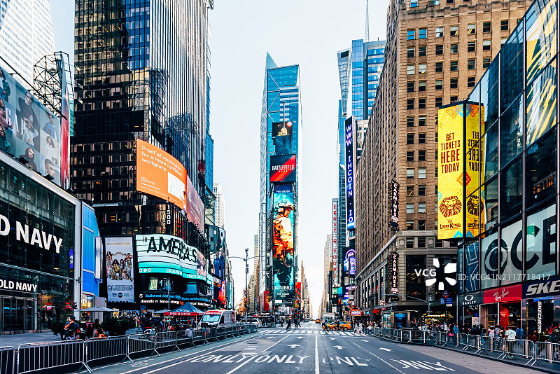 拥挤的纽约时代广场与明亮的广告牌，美国图片素材