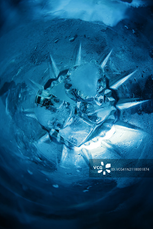 玻璃杯中的冰块图片素材