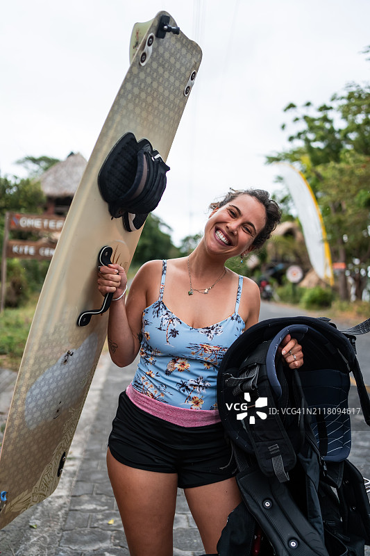 竖版肖像：手持风筝板的微笑女孩图片素材