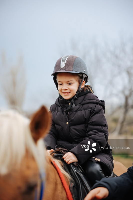 漂亮的女孩准备骑马图片素材