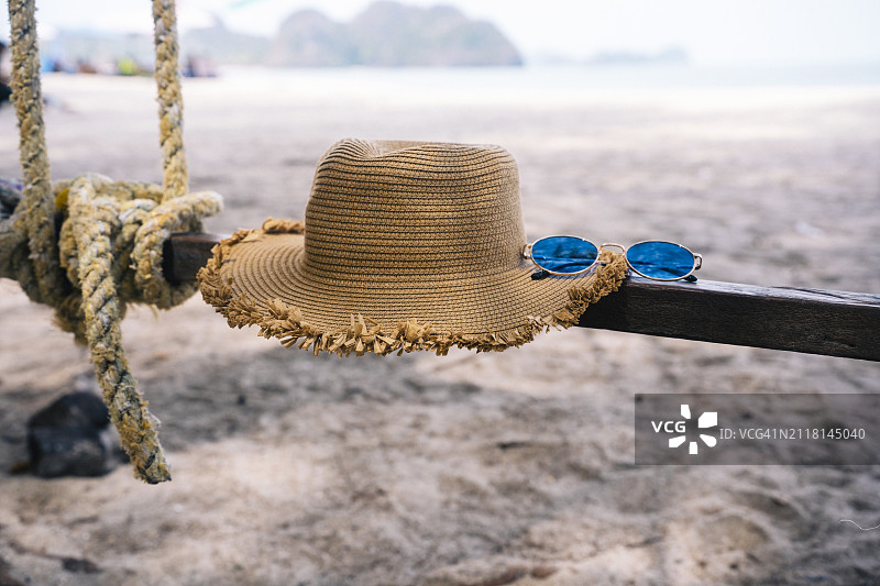 沙滩上的绳索秋千与帽子、太阳镜（马来西亚兰卡威岛）图片素材