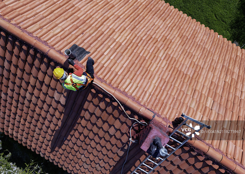 工人进行屋顶维修，注意安全图片素材