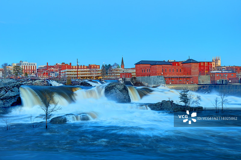 缅因州刘易斯顿沿安德罗斯科金河风光图片素材