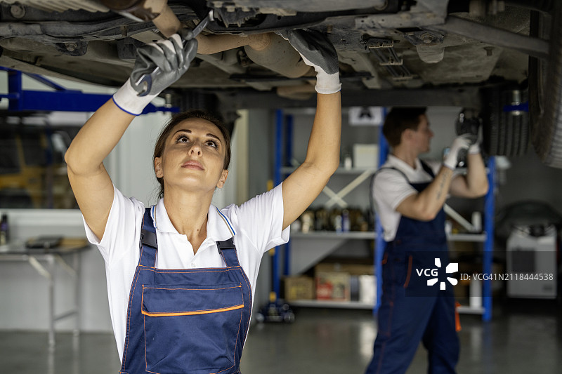 专业机械师在汽车修理店修理汽车图片素材
