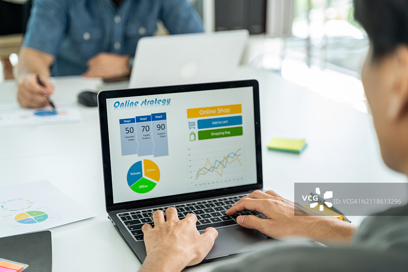 商务人士在办公室使用笔记本电脑工作的特写图片素材